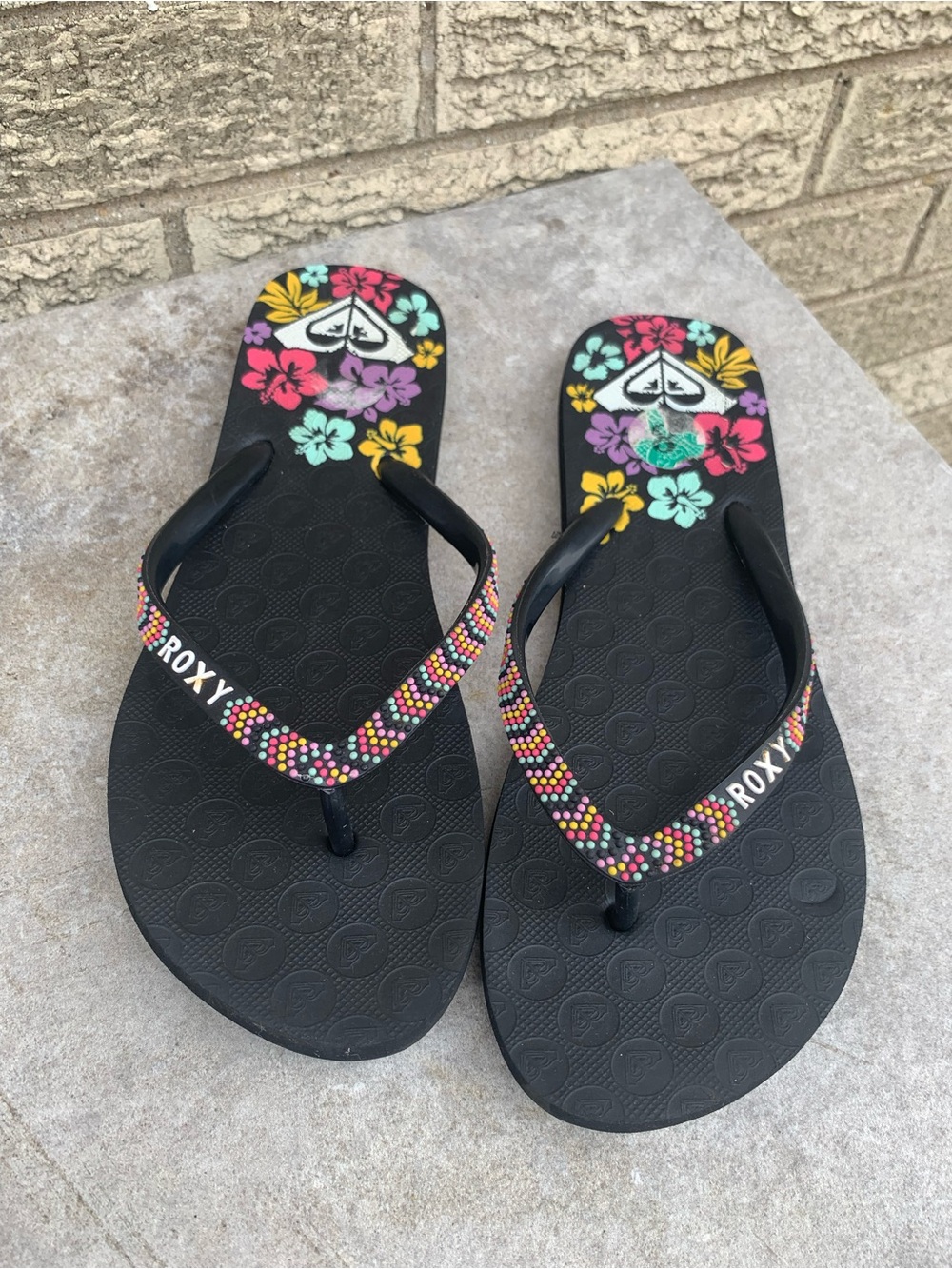 Roxy Black Flip Flops with Multicolor Floral Print and Beaded Straps size 7/8